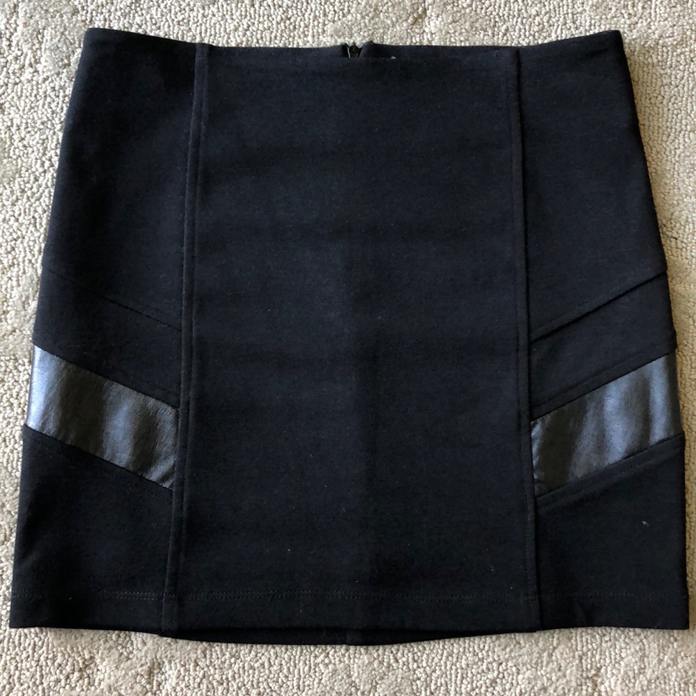 Versatile Abbeline Mini Skirt with Leather design!